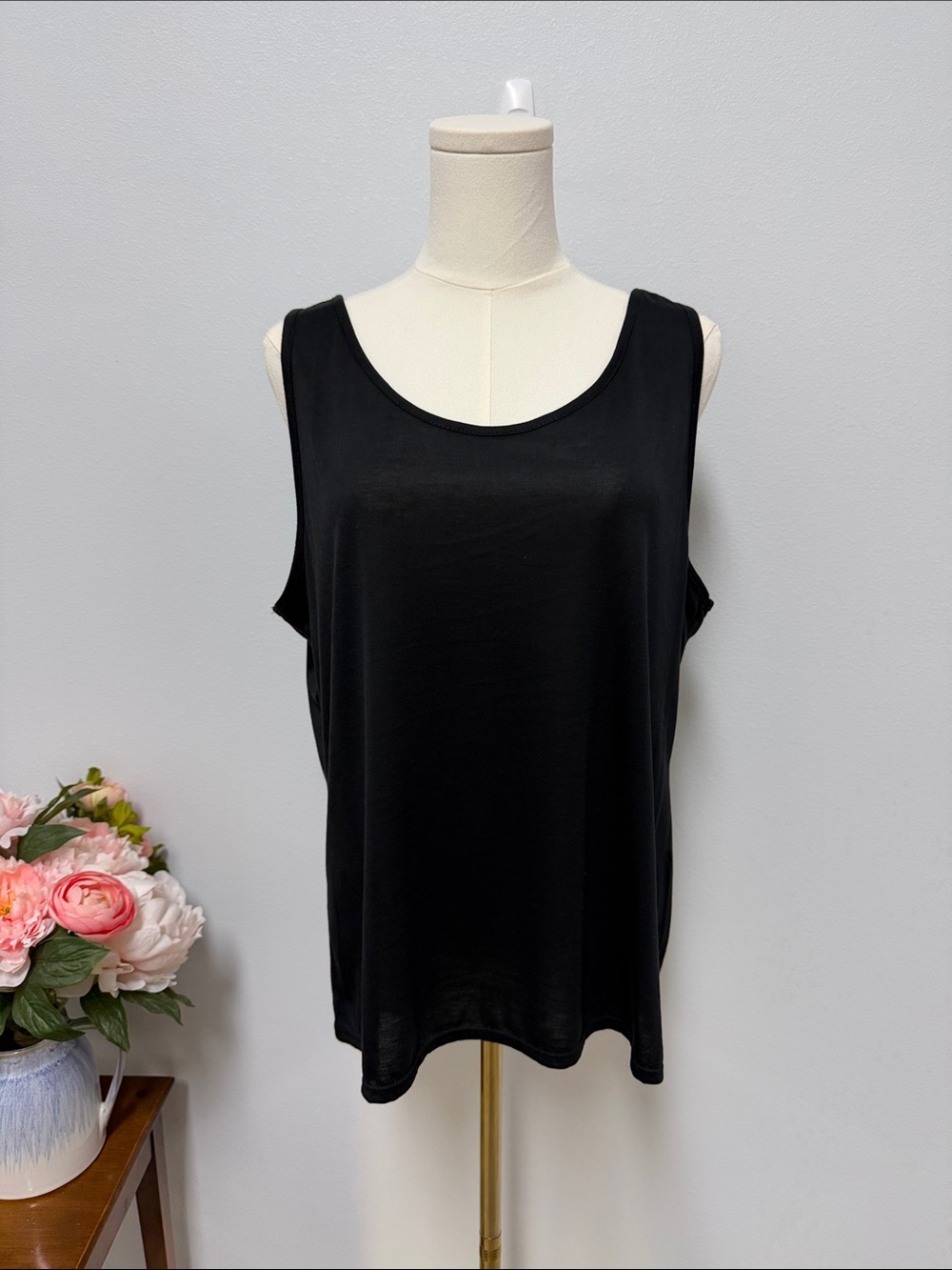 White House Black Market Black Scoop Neck Sleeveless Tank